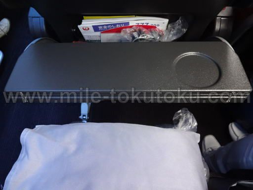 JAL国際線 エコノミークラス 新間隔シート テーブル半分