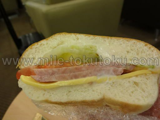 釜山空港 大韓航空ラウンジ ハム2枚のサンドイッチ