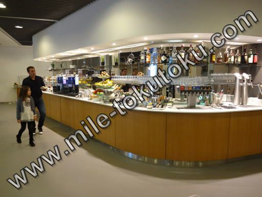 フランクフルト空港 ルフトハンザ航空ラウンジ 食事コーナー