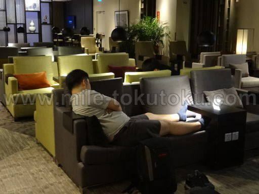 シンガポール空港 第1 dnataラウンジ 寝ている人