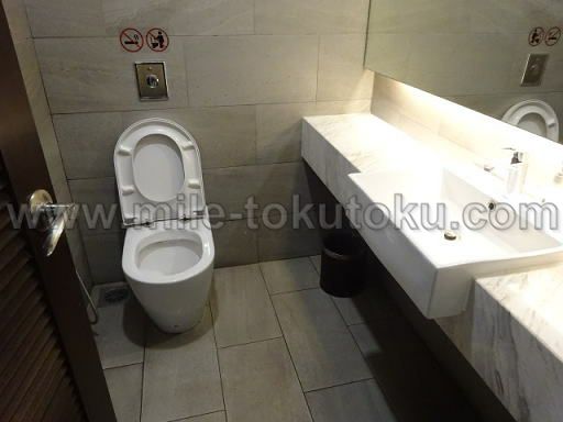 クアラルンプール空港 マレーシア航空ラウンジ トイレ個室