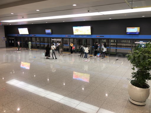 イースター航空 コンコース~メインターミナル間は電車で移動