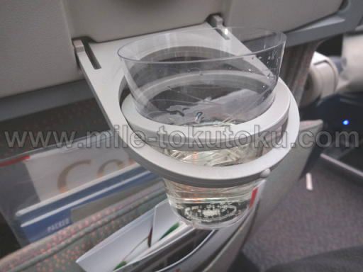 エミレーツ航空 エコノミークラス カップ置き場