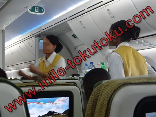 エチオピア航空 エコノミークラス 接客する客室乗務員