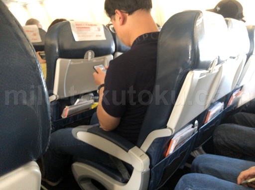 チェジュ航空 エコノミークラス 窮屈そうに座っている男性