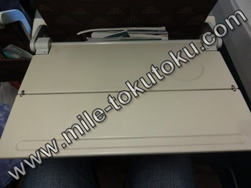 大韓航空 エコノミークラス 全開したテーブル