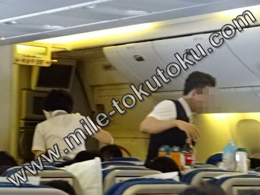 大韓航空 エコノミークラス 韓国人の男性CA