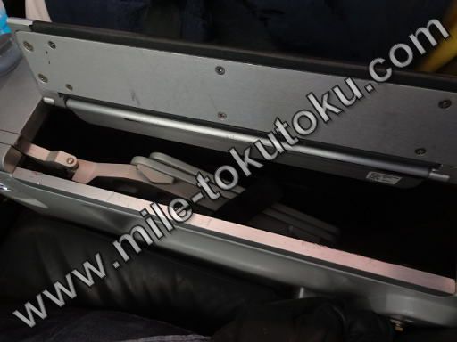 スクート航空 ビジネスクラス テーブルはアームレストの下