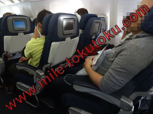 ユナイテッド航空 B777-200 エコノミー 座っている乗客