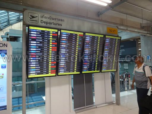 バンコク/スワンナプーム空港 乗り継ぎ 出発便の電光掲示板