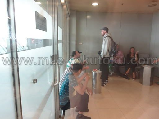 バンコク/スワンナプーム空港 乗り継ぎ 喫煙室の中