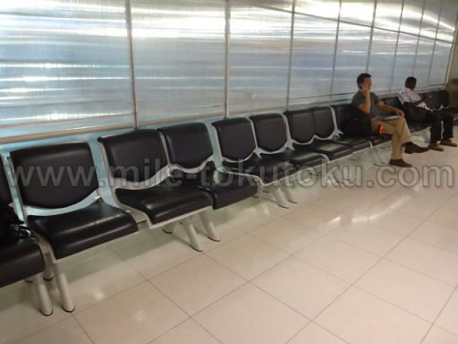バンコク/スワンナプーム空港 乗り継ぎ 横になれるベンチ