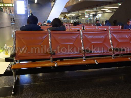 ドーハ空港 乗り継ぎ 通常のベンチはひじ掛けがあり横に慣れない