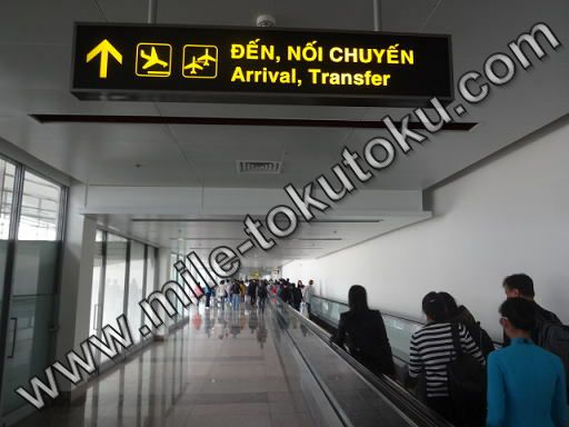ハノイ空港 乗り継ぎ しばらく歩く
