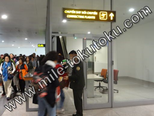 ハノイ空港 乗り継ぎ 搭乗券とパスポートを提示