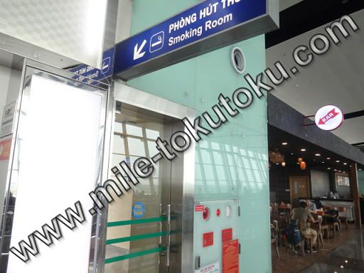 ハノイ空港 乗り継ぎ 喫煙室の入口