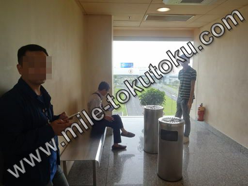 ハノイ空港 乗り継ぎ 喫煙室の中