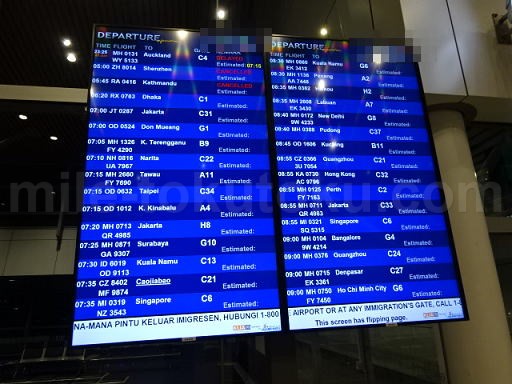 クアラルンプール空港 乗り継ぎ モニターでゲート番号確認