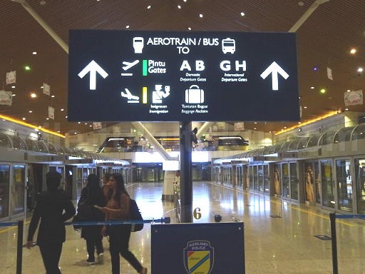 クアラルンプール空港 乗り継ぎ AEROTRAIN乗り場
