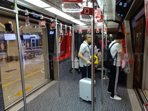 クアラルンプール空港 乗り継ぎ 移動電車の車内