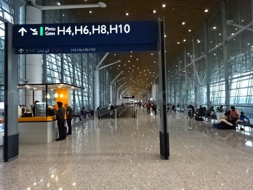 クアラルンプール空港 乗り継ぎ ゲートに向かう