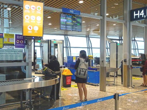 クアラルンプール空港 乗り継ぎ 各ゲートにある保安検査場