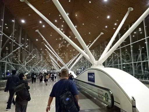 クアラルンプール空港 乗り継ぎ 近未来的な空間