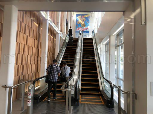 青森空港 エアポートラウンジ エスカレーターで2階へ