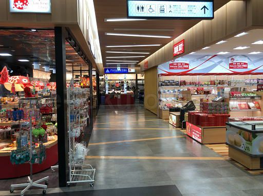 青森空港 エアポートラウンジ ショップの中の通路