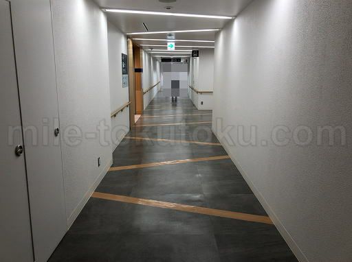 青森空港 エアポートラウンジ 廊下を直進