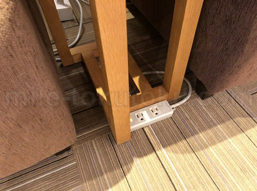 青森空港 エアポートラウンジ 床のコンセント