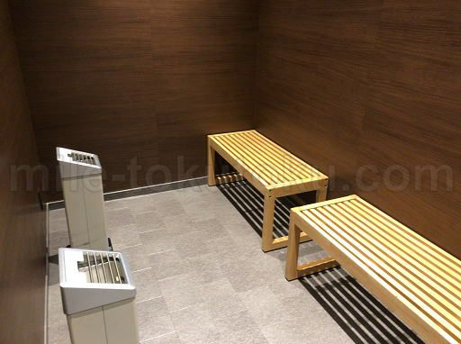 青森空港 エアポートラウンジ 喫煙室の中では座れます