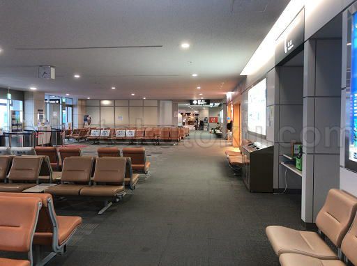 旭川空港 ラウンジ 右奥まで直進