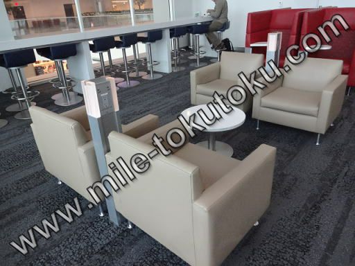 アトランタ空港 デルタ航空ラウンジ ソファー席