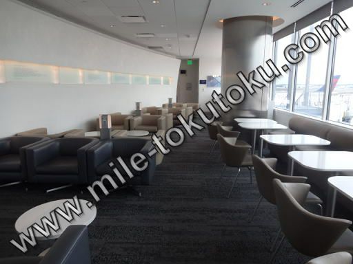 アトランタ空港 デルタ航空ラウンジ テーブル席