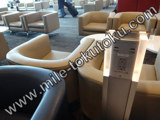 アトランタ空港 デルタ航空ラウンジ 電源スタンド