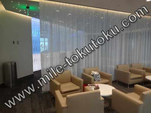 アトランタ空港 デルタ航空ラウンジ カーテンの裏