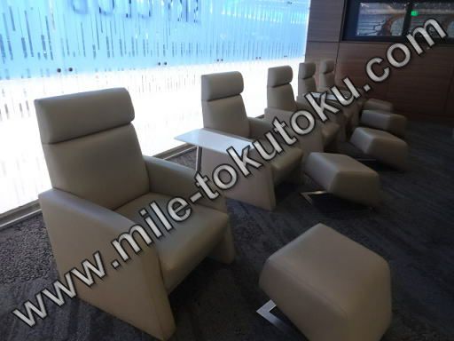 アトランタ空港 デルタ航空ラウンジ リクライニングシート