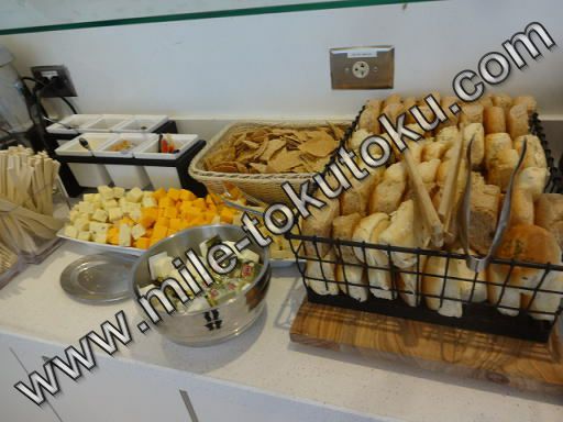 アトランタ空港 デルタ航空ラウンジ パンとチーズ