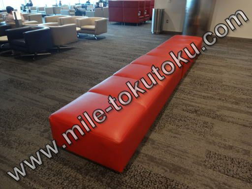 アトランタ空港 デルタ航空ラウンジ 横になれるソファ