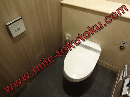 バンコク空港 JALサクララウンジ 男性トイレの個室