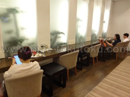 釜山空港 大韓航空ラウンジ カウンターテーブル席