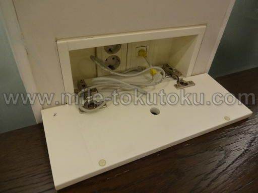 釜山空港 大韓航空ラウンジ カウンター席にある電源