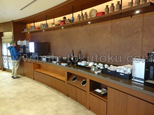 福岡空港 JALサクララウンジ ドリンクカウンター