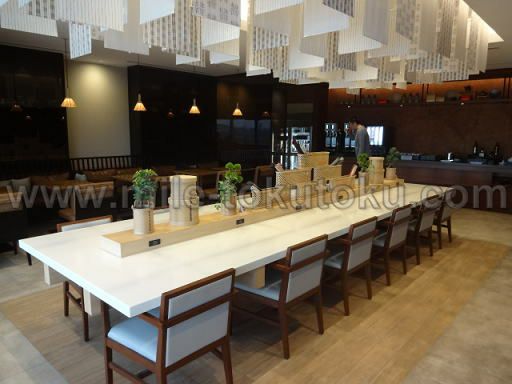 福岡空港 JALサクララウンジ テーブル席