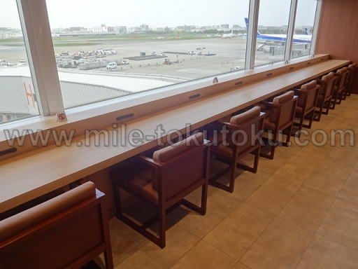 福岡空港 JALサクララウンジ 窓側カウンター席