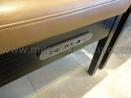 福岡空港 JALサクララウンジ ほぼ各席に電源