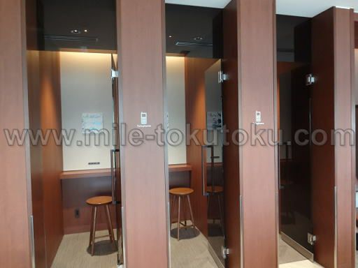 福岡空港 JALサクララウンジ 通話ブースは3室