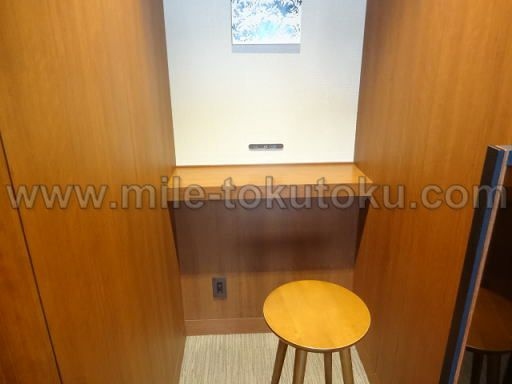 福岡空港 JALサクララウンジ 通話ブースに椅子あり