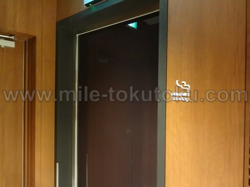 福岡空港 JALサクララウンジ 喫煙室の入口